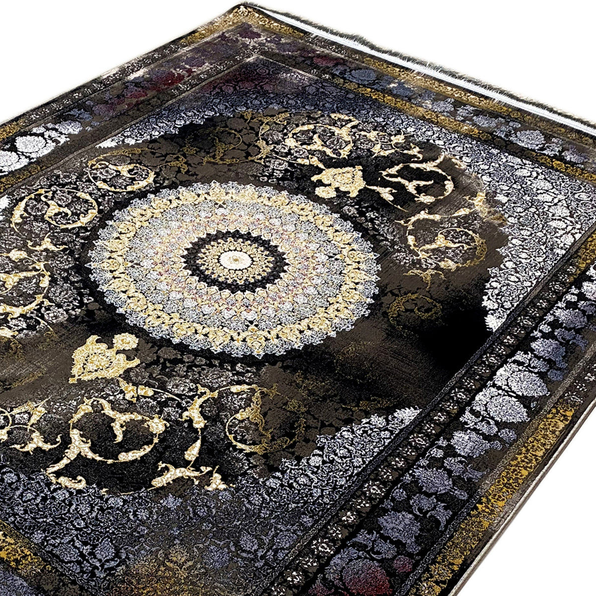Nahaufnahme Teppich 170x240 cm: rundes Medaillon mit goldenen Wirbelornamenten, dunkler Hintergrund
