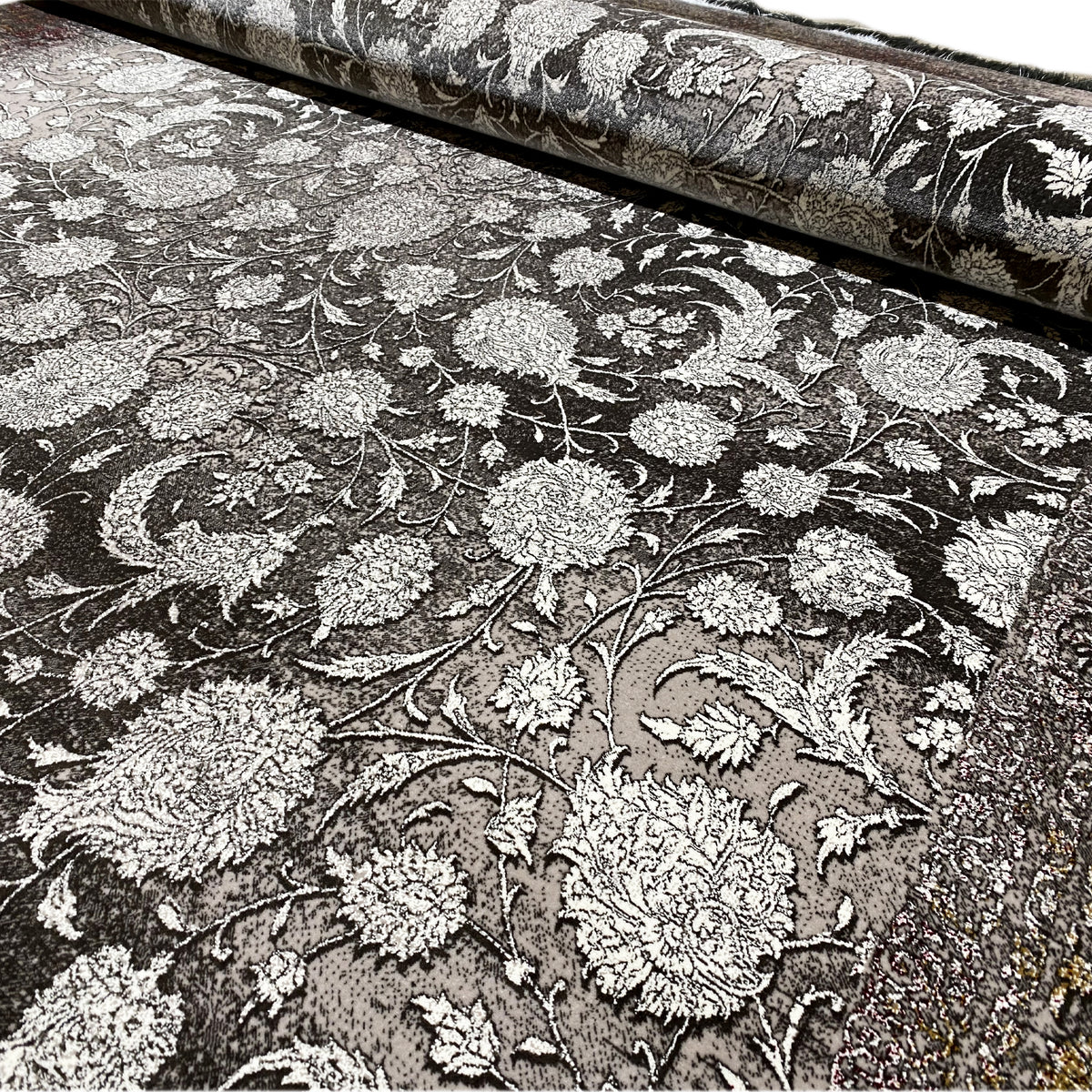Velours-Teppich mit floralen Ornamenten in Silber auf dunklem Untergrund