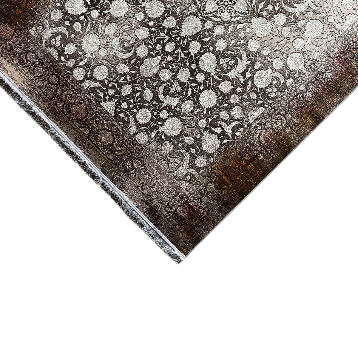 Teppich-Ecke mit detailreichem Blumenmuster in Hellbeige auf Dunkelbraun, eingefasste Fransen