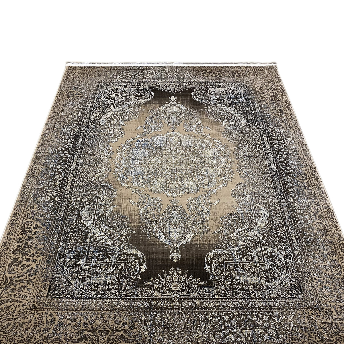 Teppich 170x240 cm frontal: silberner Kreis im Zentrum, dunkles Ornament, Fransen