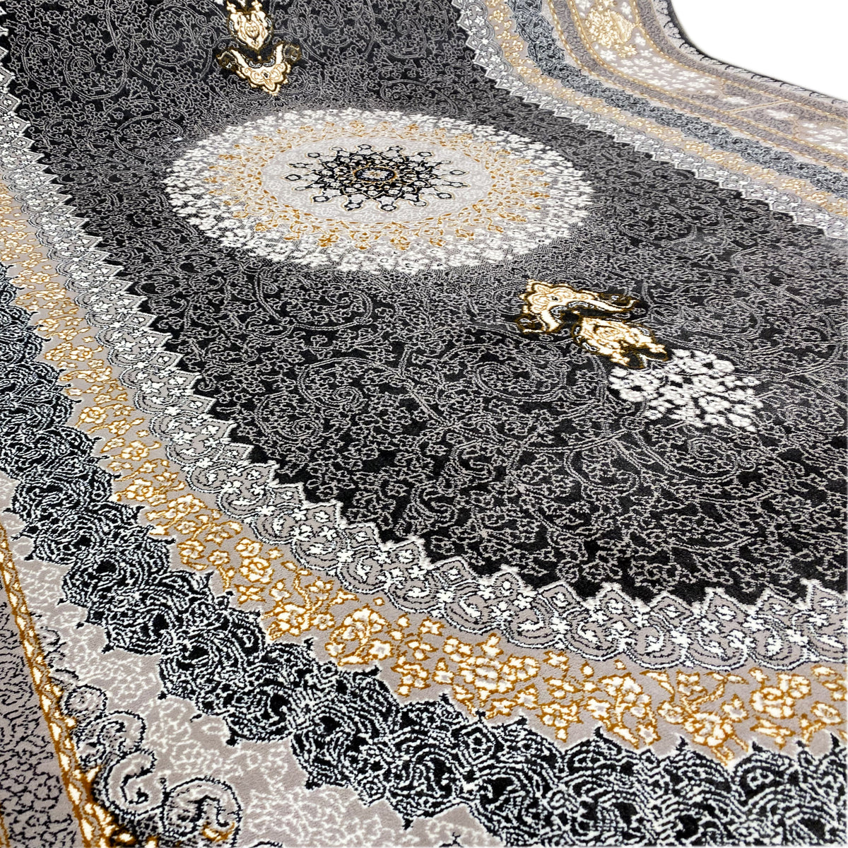 Teppichdetail mit dunklem Ornamentmuster, silbergrauen Verzierungen und goldfarbenen Motiven