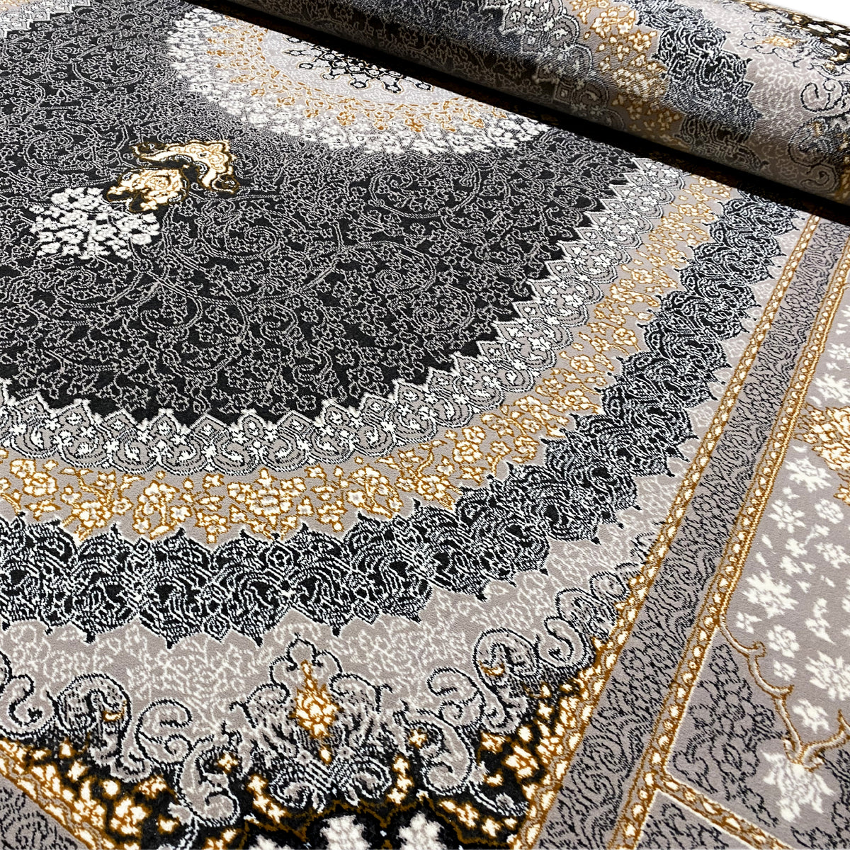 Teppichdetail mit floralen Ornamenten, gepaspelter Bordüre und goldfarbenen Highlights
