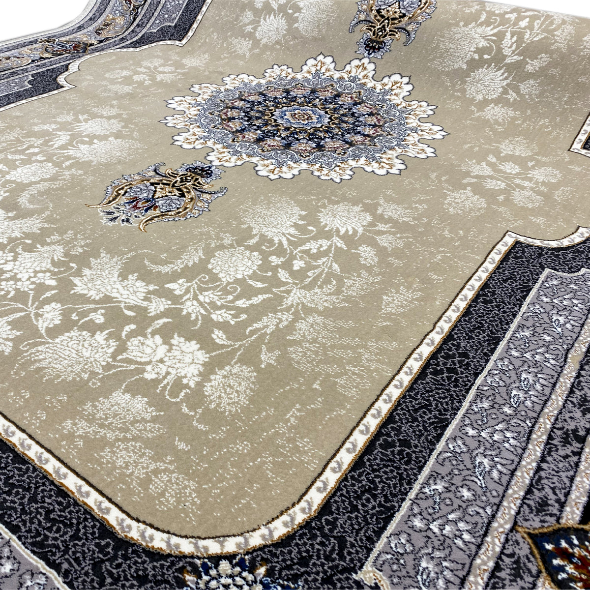 Nahansicht: beiger Teppich mit blauem Ornamentmedaillon und dunkler Bordüre