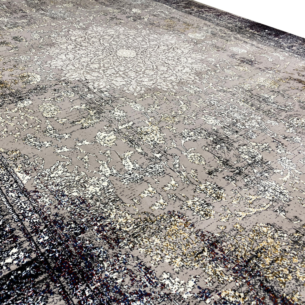 Rechteckiger Vintage-Teppich mit detailreichem Ornament-Muster in Grau und dunklen Akzenten