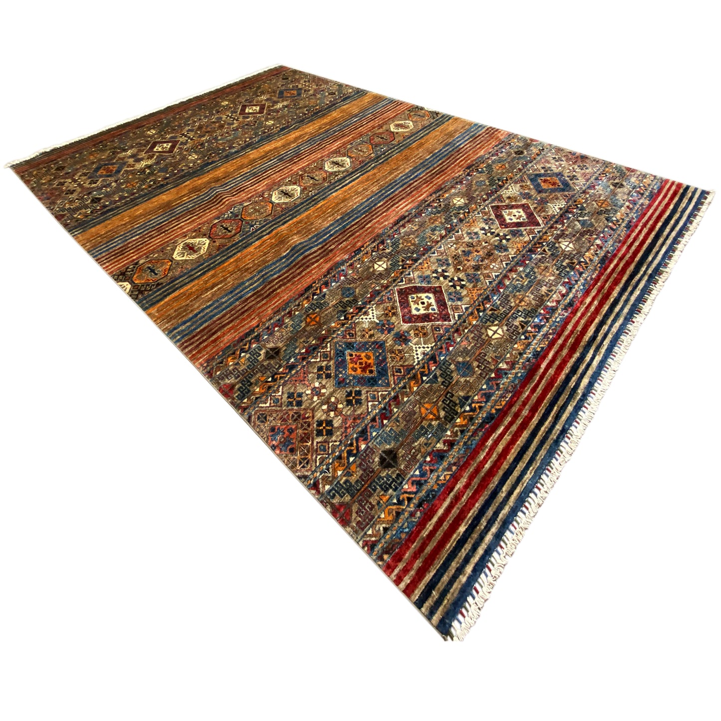 Bunter Orientteppich mit geometrischem Muster in Braun-, Blau- und Orangetönen, diagonale Ansicht.