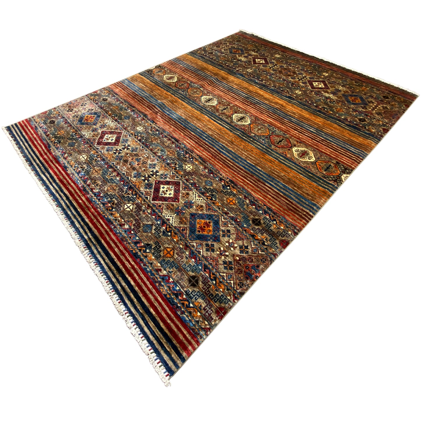 Bunter Teppich mit geometrischen Motiven, braunem Grund, blauen und orangefarbenen Streifen, Fransen.