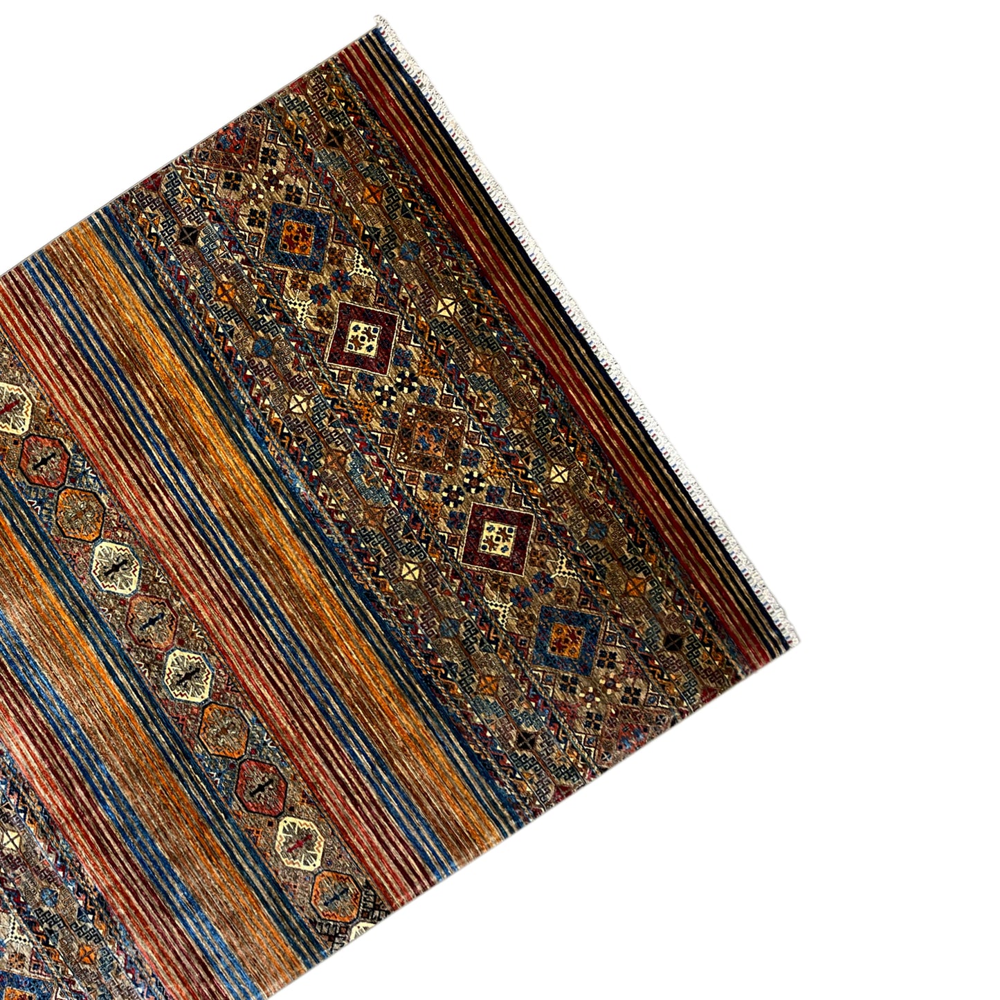 Bunter Teppich in schräger Ansicht mit braunem Grund, blauen Streifen und gestickten Ziermotiven.