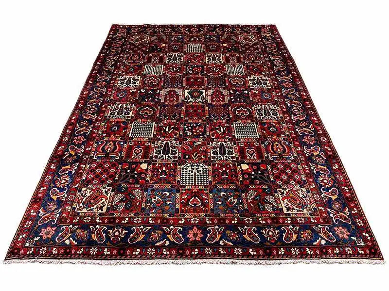 Bakhtiari-Teppich (320x214 cm) weit ausgebreitet, dunkles Grundmuster mit klarer Bordüre.