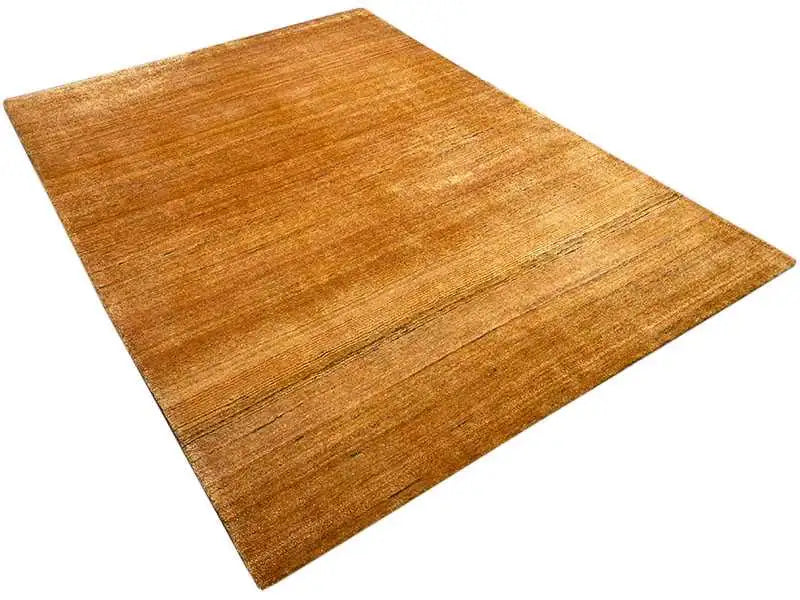Gabbeh-Teppich Gold, diagonale Ansicht mit warmem Honigton und feiner Webstruktur