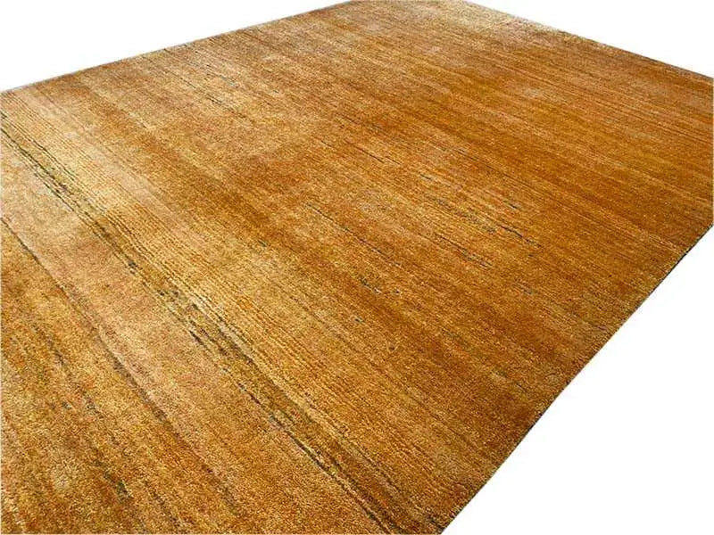 Gabbeh-Teppich Gold, Detail der Oberfläche mit länglichen, hell-dunklen Strichen