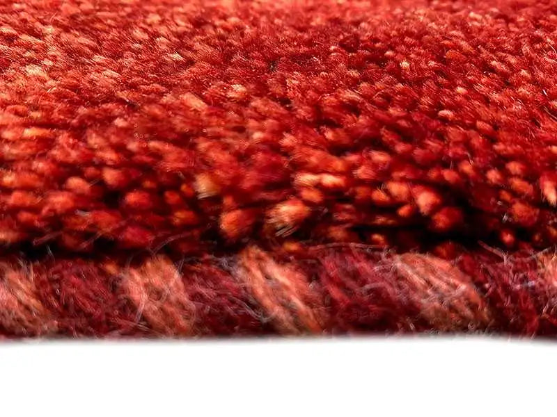 Gabbeh-Teppich, roter Flor im Detail, feine Struktur und Schattierung