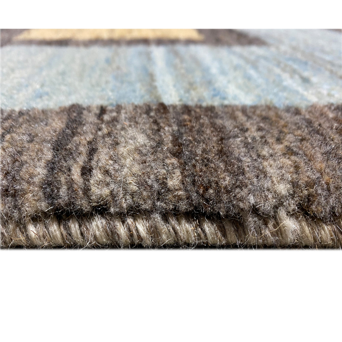 Teppich mit dichter Floroberfläche und braunem, mehrfarbigem Fadenbild