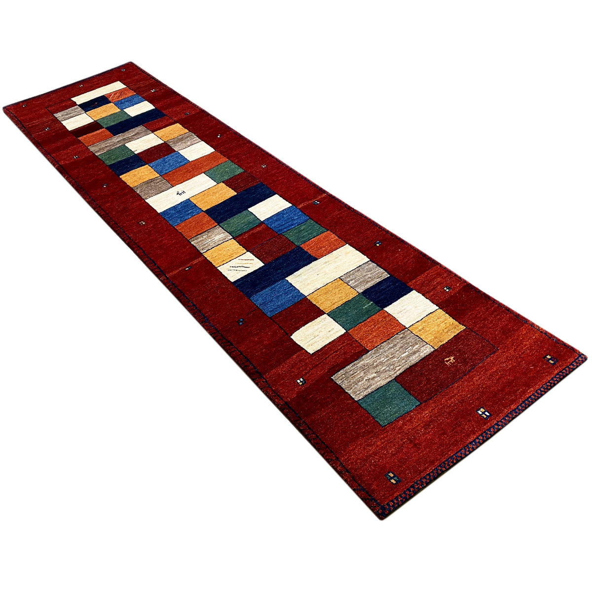 Roter Gabbeh-Teppich-Läufer, diagonale Ansicht, rechteckiges Patchwork-Design.