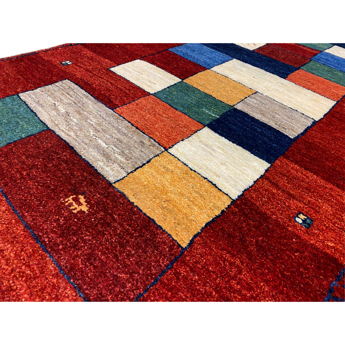 Roter Gabbeh-Teppich-Läufer Nahaufnahme: dichtes Flor, mehrfarbige Vierecke.
