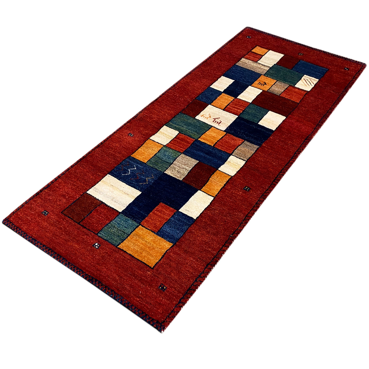Gabbeh-Teppichläufer von oben: rotes Patchwork mit orange, blau, grün und beige Akzenten