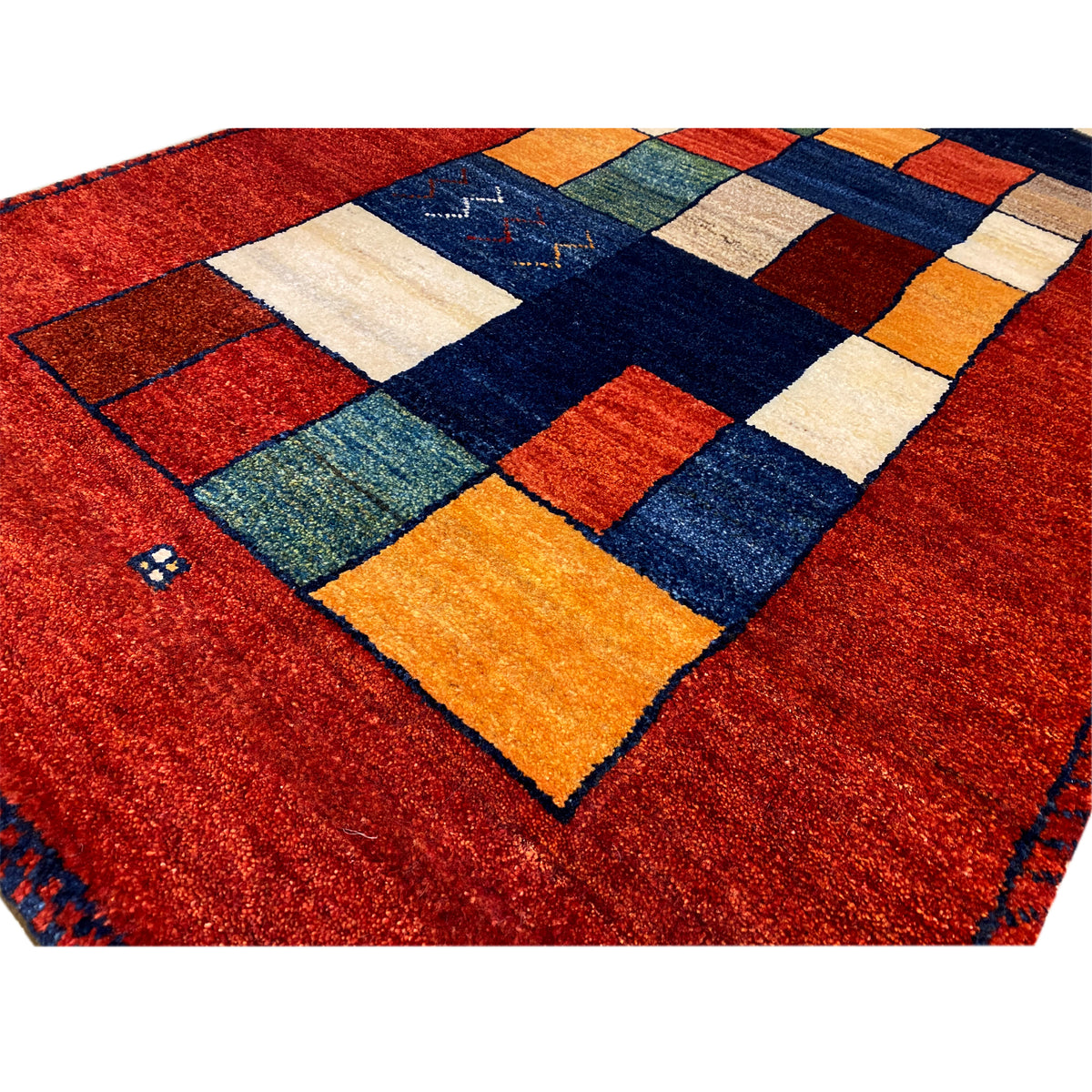 Gabbeh-Teppichläufer Detailansicht: rotes Flor-Gewebe mit bunten Quadraten