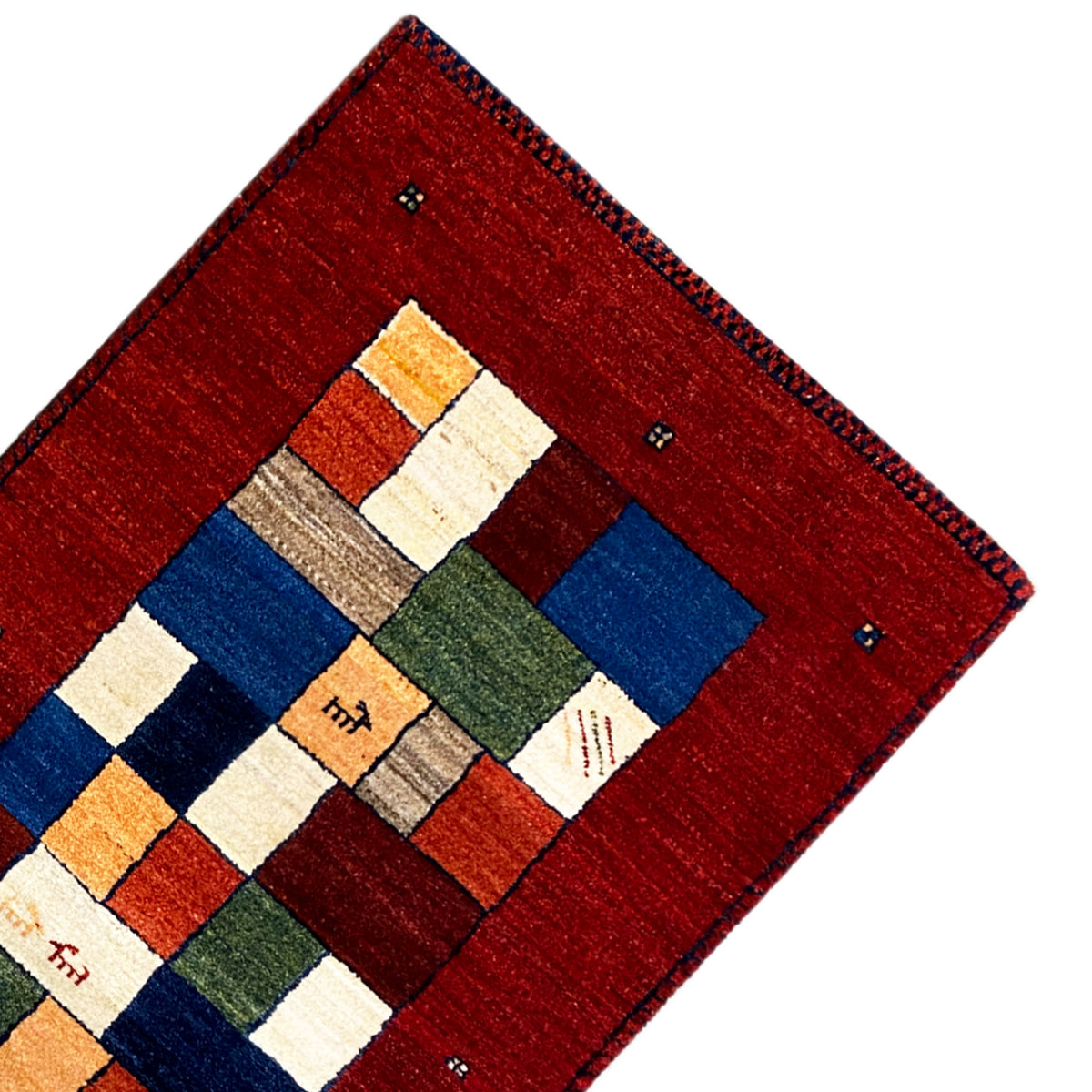 Roter Teppichläufer mit zentralem Quadrat-Pattern in Blau, Grün, Orange und Beige.