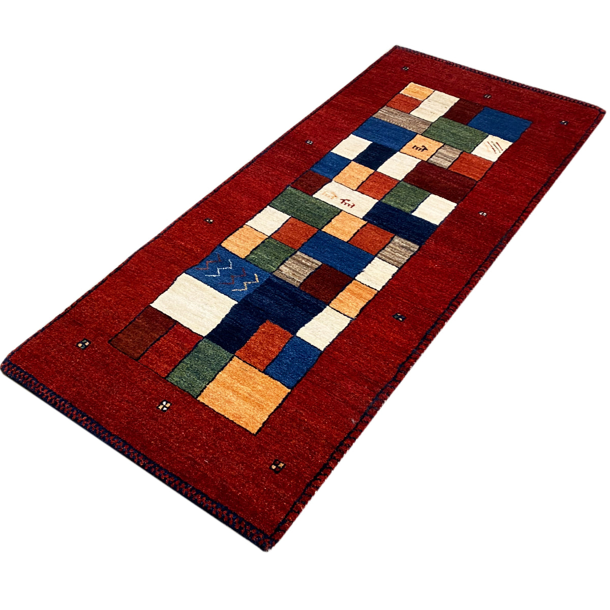 Roter Gabbeh-Teppichläufer im Querformat mit mehrfarbigen Quadrat- und Linienmustern.