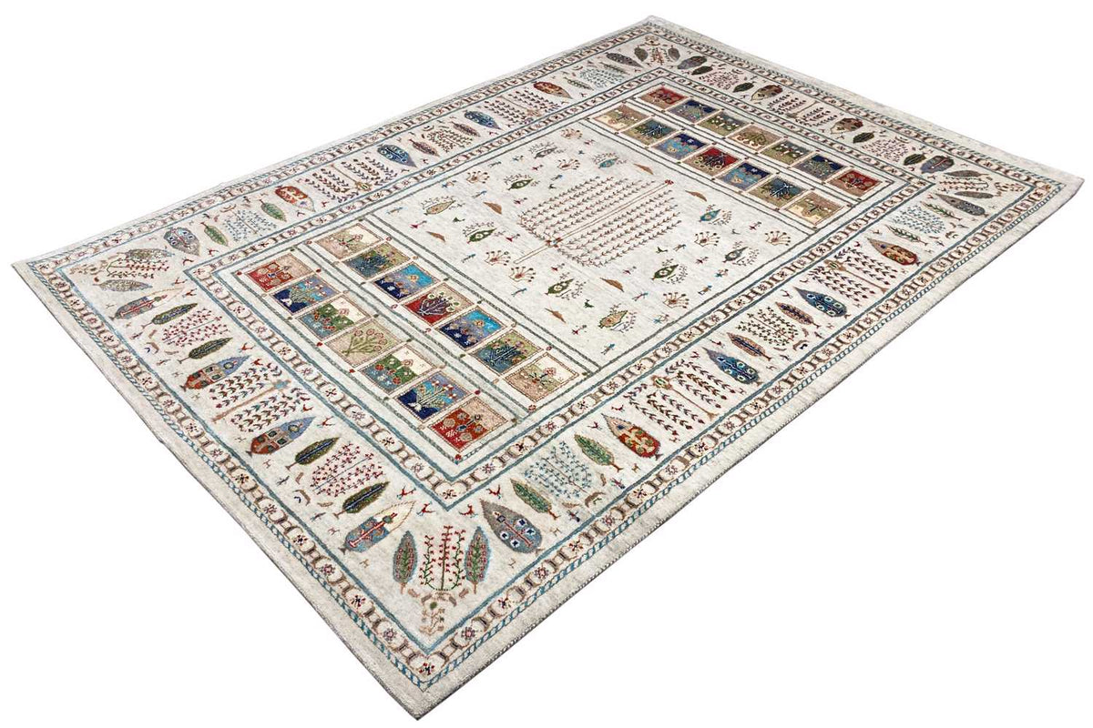 Gabbeh-Teppich mit zentralem Medaillon, bunten Quadratfeldern und ornamentalem Rand