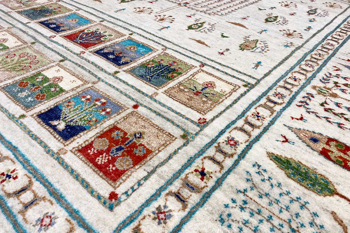 Gabbeh-Teppich, Detail mit bunten Quadratfeldern, geometrischen Ornamenten und Bordüre