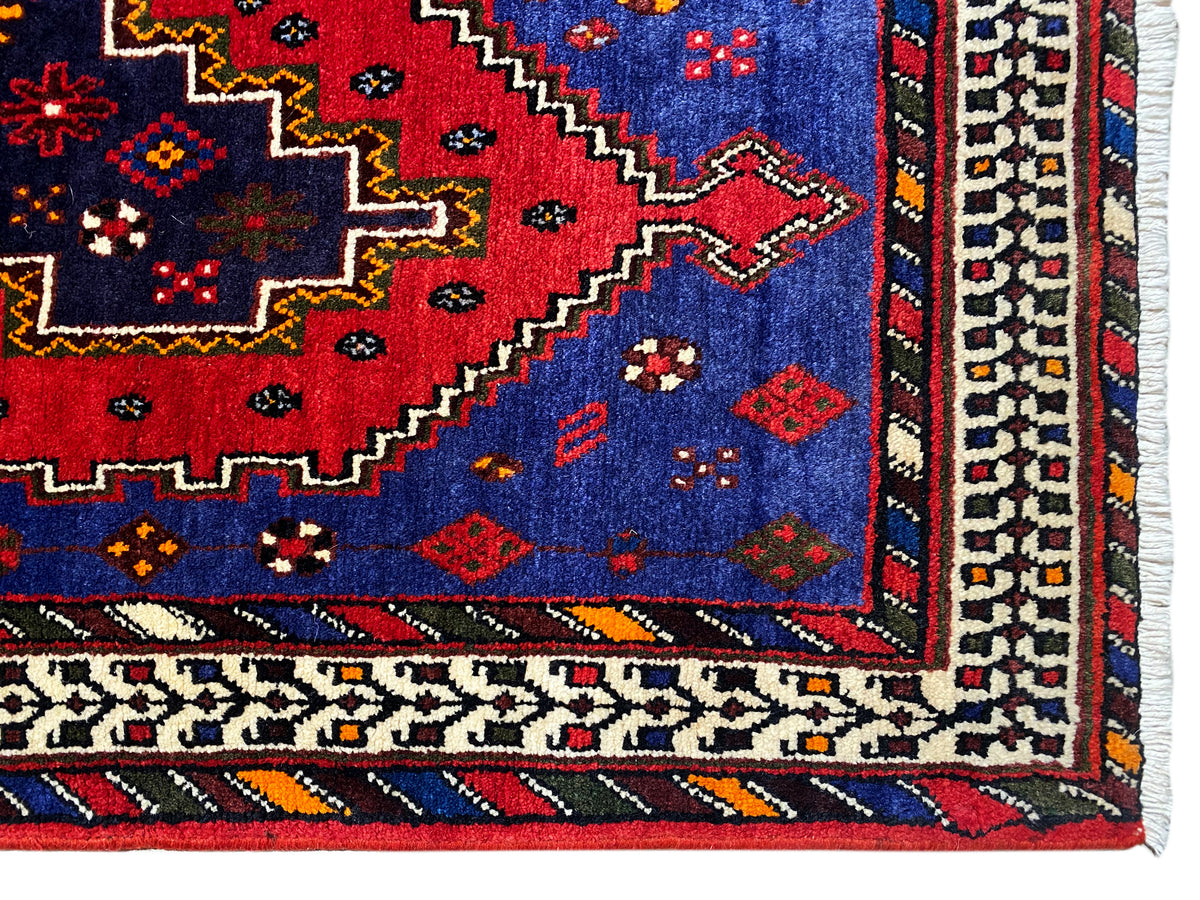 Sirjan-Läuferteppich-Ecke mit rotem Grund, blauem Muster und beiger Bordüre
