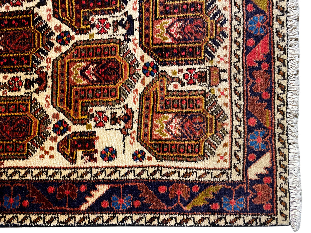 Shahre Babak-Teppich 154x105 cm Eckdetail mit Bordüre, Ornamenten und kurzem Fransenrand