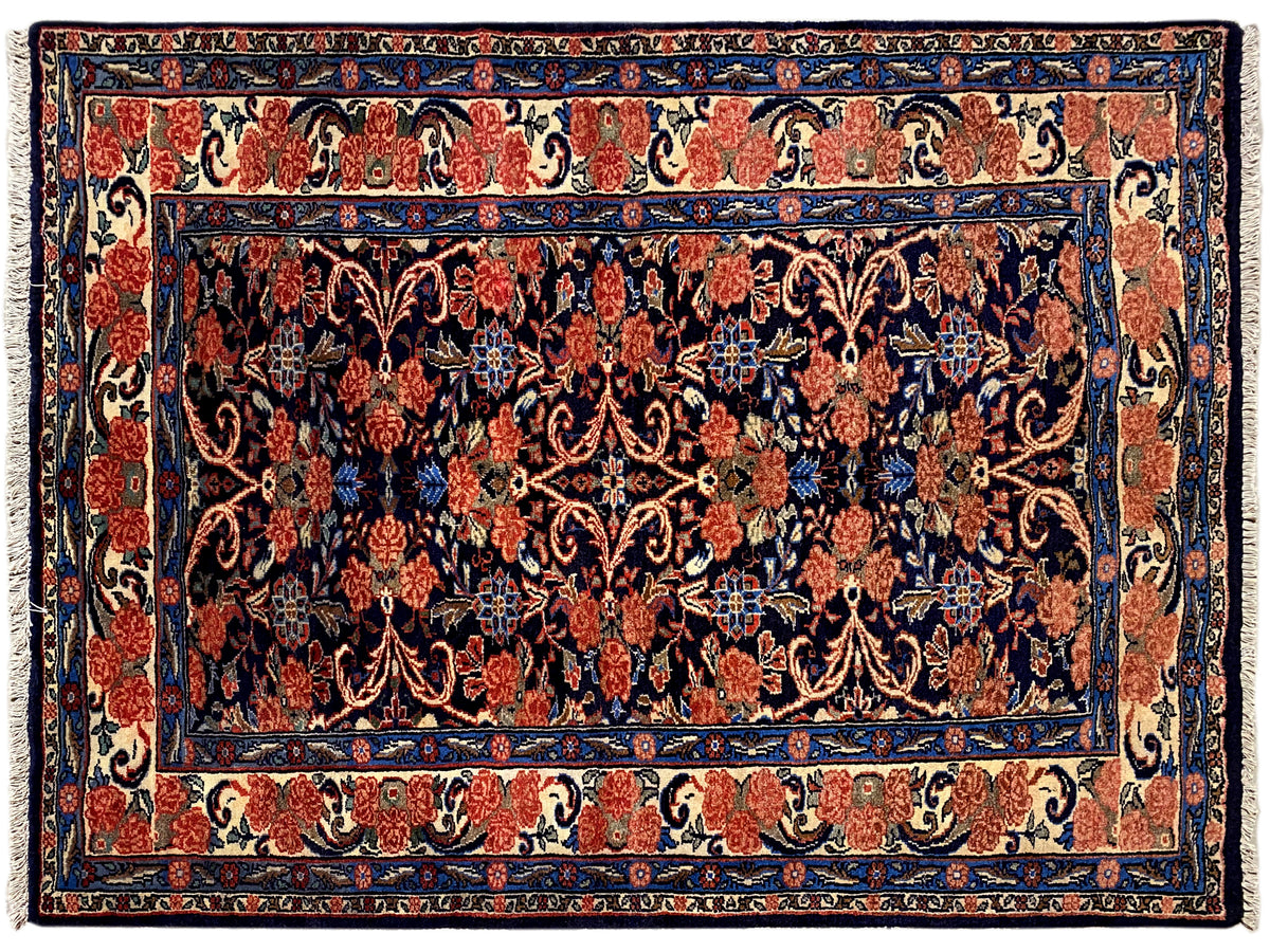 Teppich mit dichtem Blau-Rot-Ornament in Mittelzone und breiter Bordüre, 142×102 cm