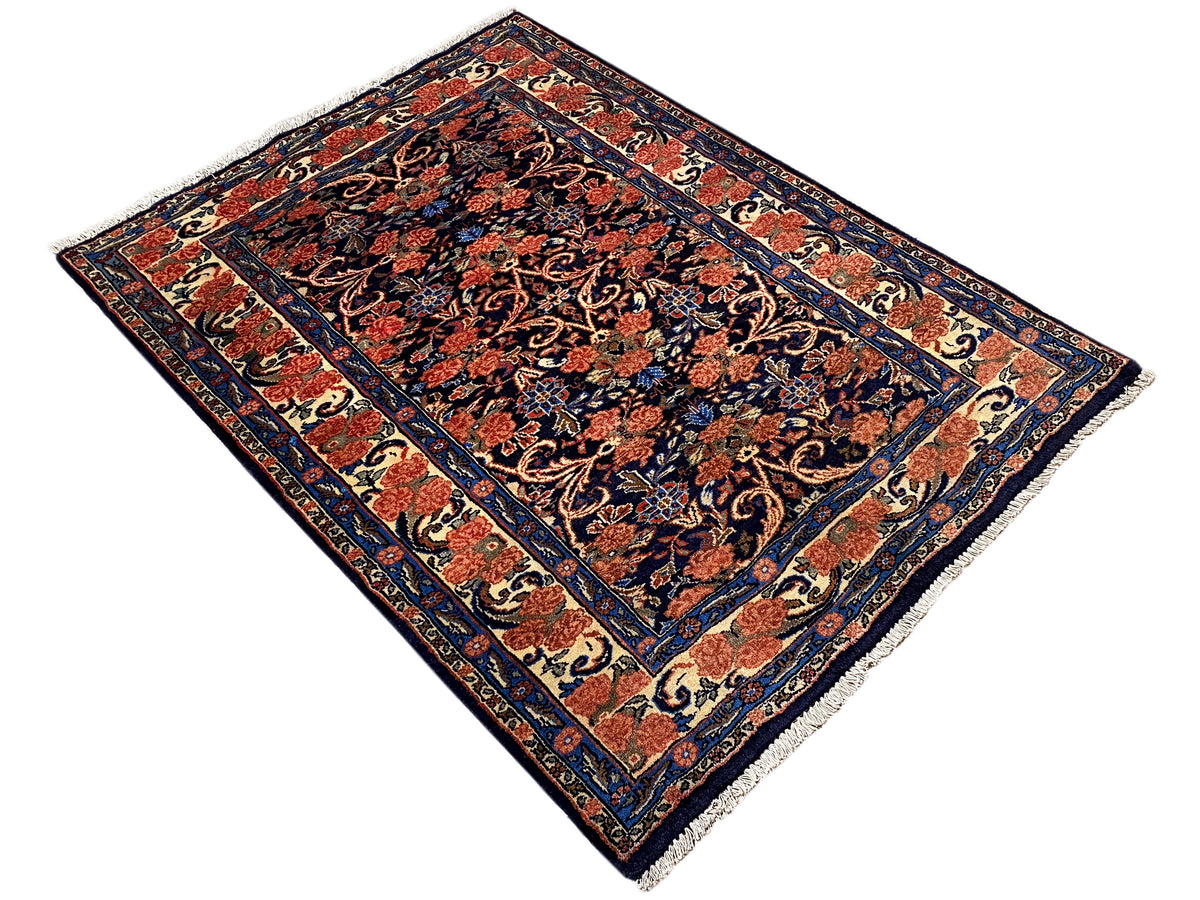 Teppich in Schräglage mit Blau-Rot-Ornamenten und Bordüre, feine Fransen, 142×102 cm