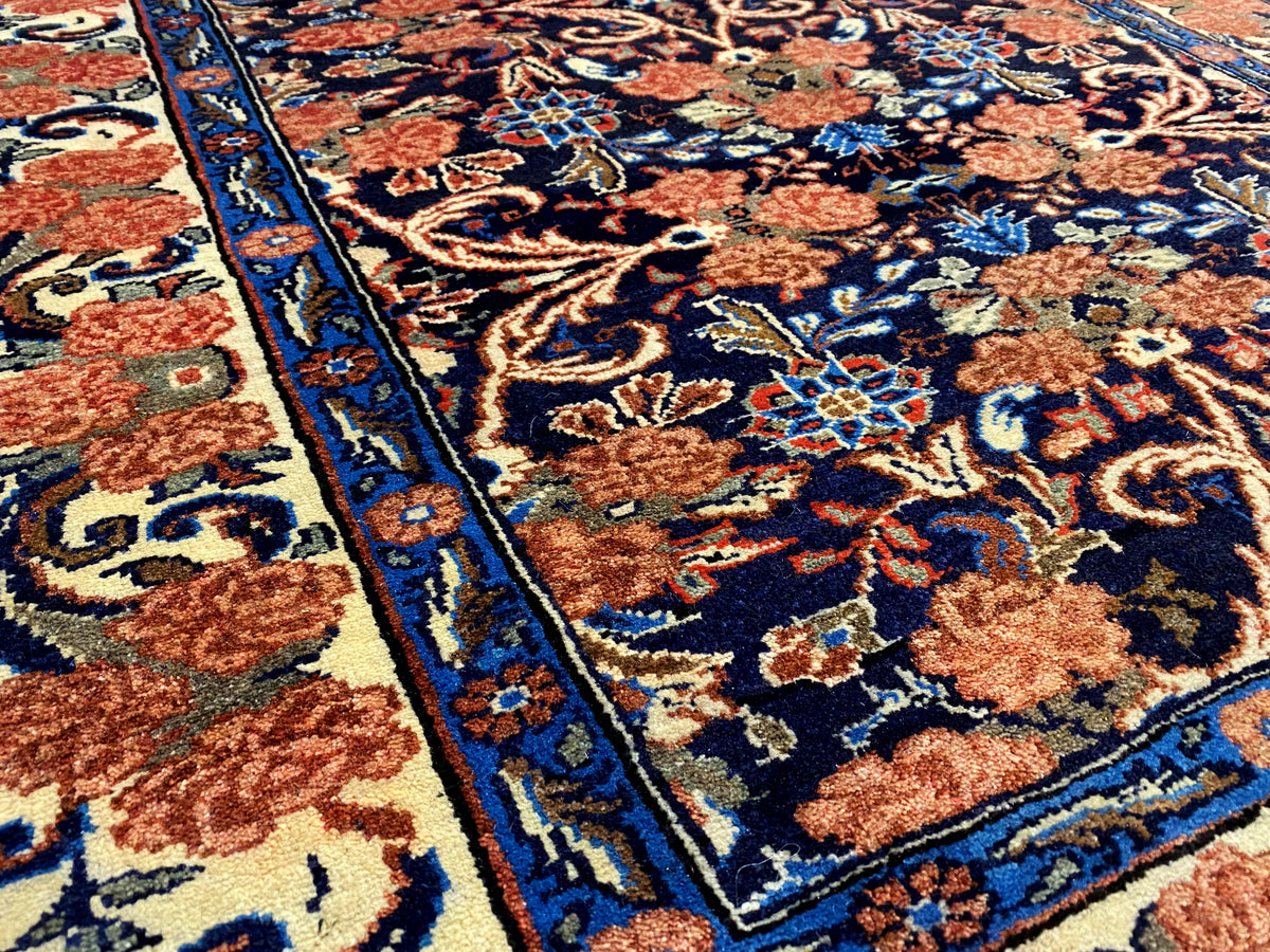 Nahaufnahme: Blaues Randband mit Rot- und Beigeornamenten, dicht gewebter Flor