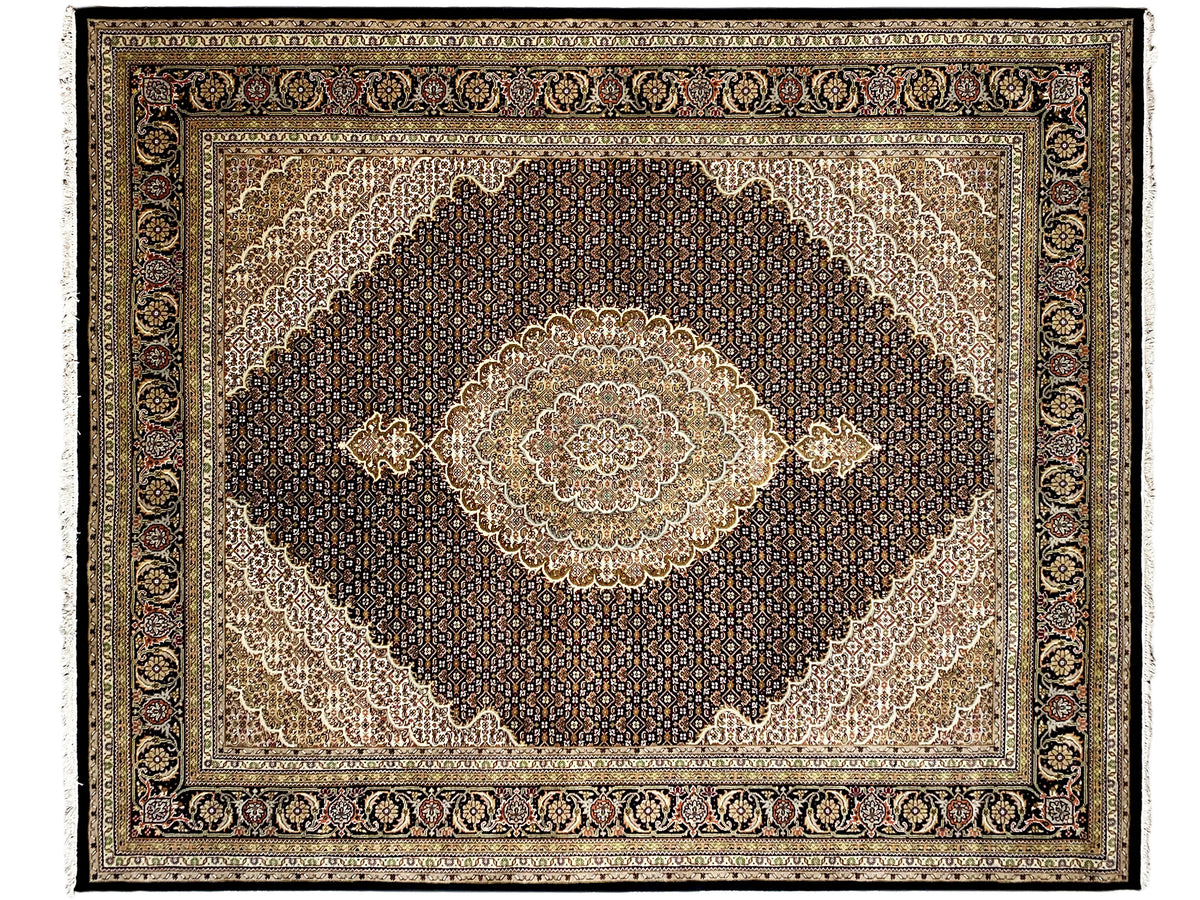 Teppich mit symmetrischem Medaillonmuster und feiner Ornamentbordüre, dunkelbraun-beige Farbgebung