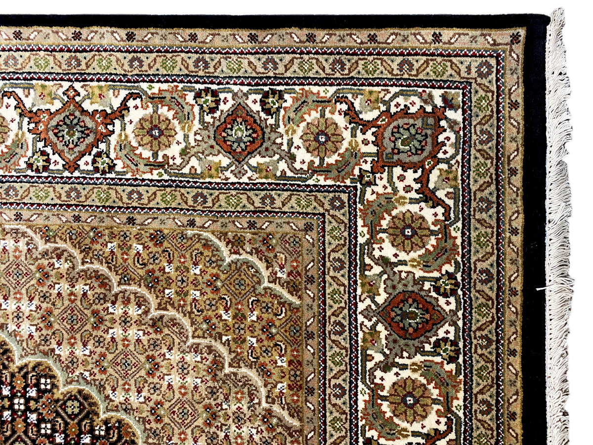 Nahaufnahme Teppichrand mit kleinteiligem Ornamentmuster und Fransenabschluss