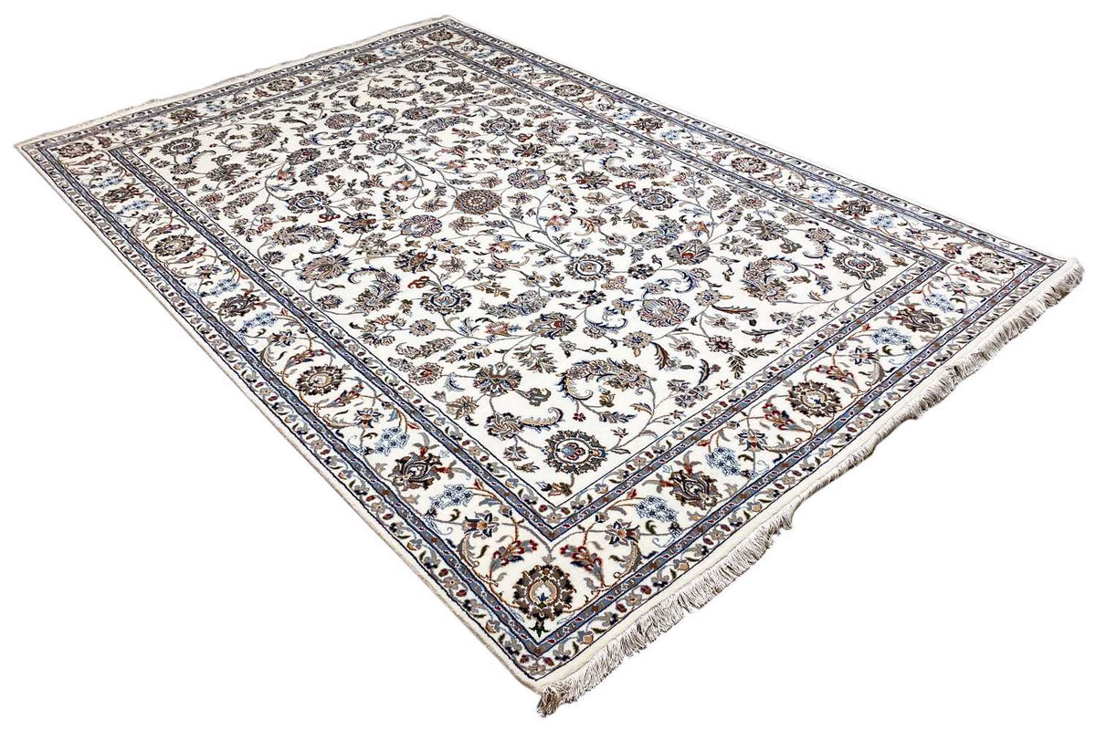 Beiger Orientteppich mit floralem Medaillonmuster und blau-brauner Zierbordüre