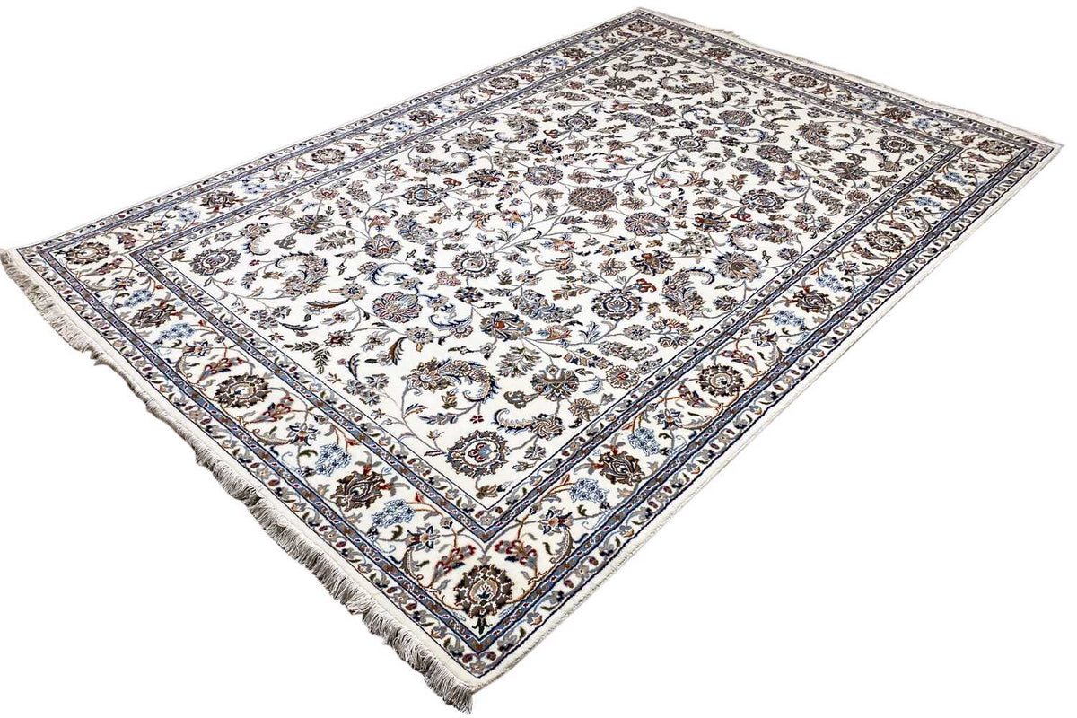 Beiger Orientteppich mit floraler Ornamentfläche und Zierbordüre, sichtbare Fransen