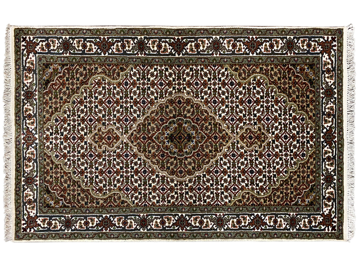 Indo Täbriz Teppich, rechteckig: großflächiges Barock-Ornament in Braun, Grün und Creme