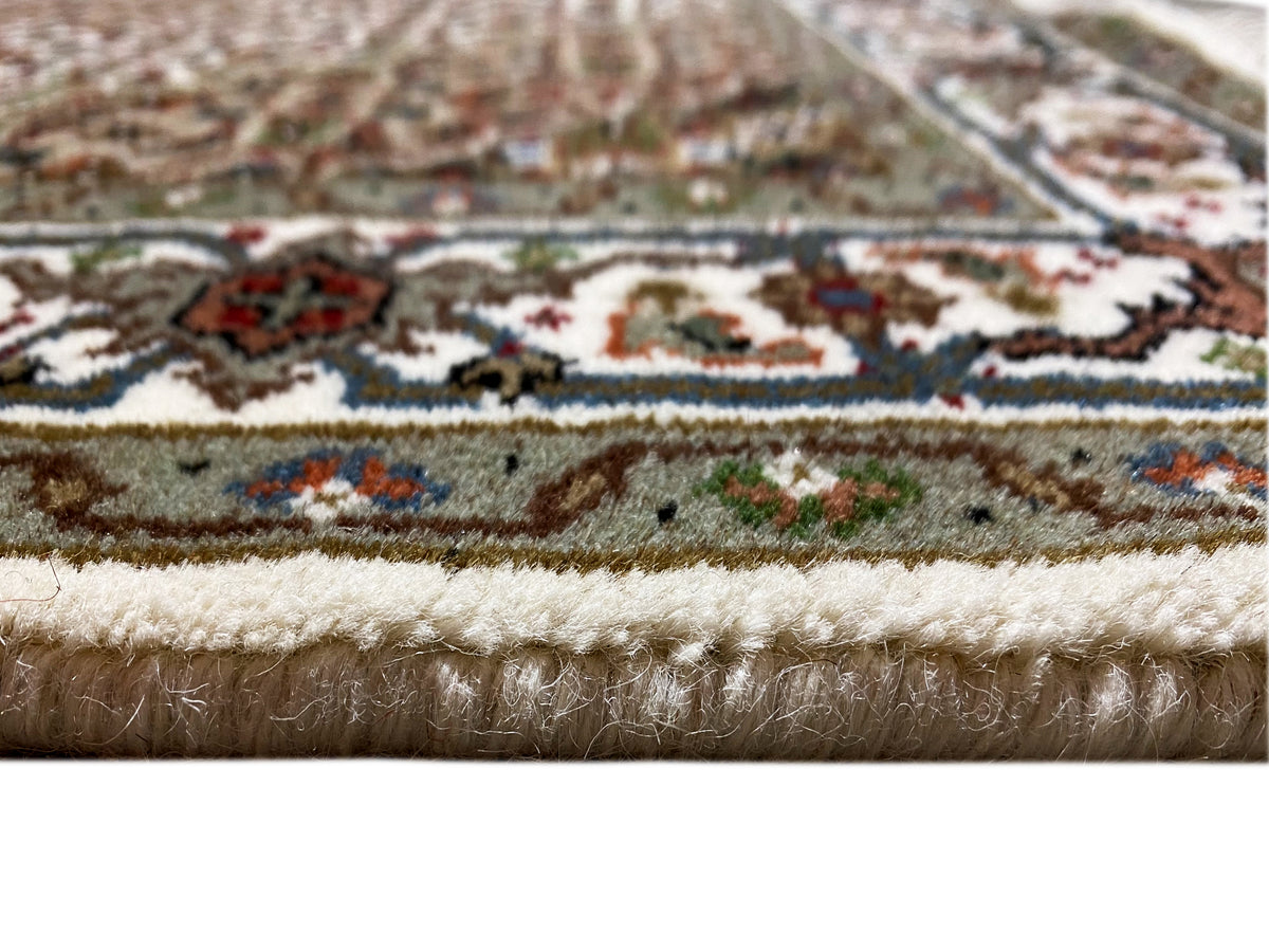 Indo Täbriz Teppich: Detailaufnahme des Florverlaufs und mehrfarbige Ornamentzone