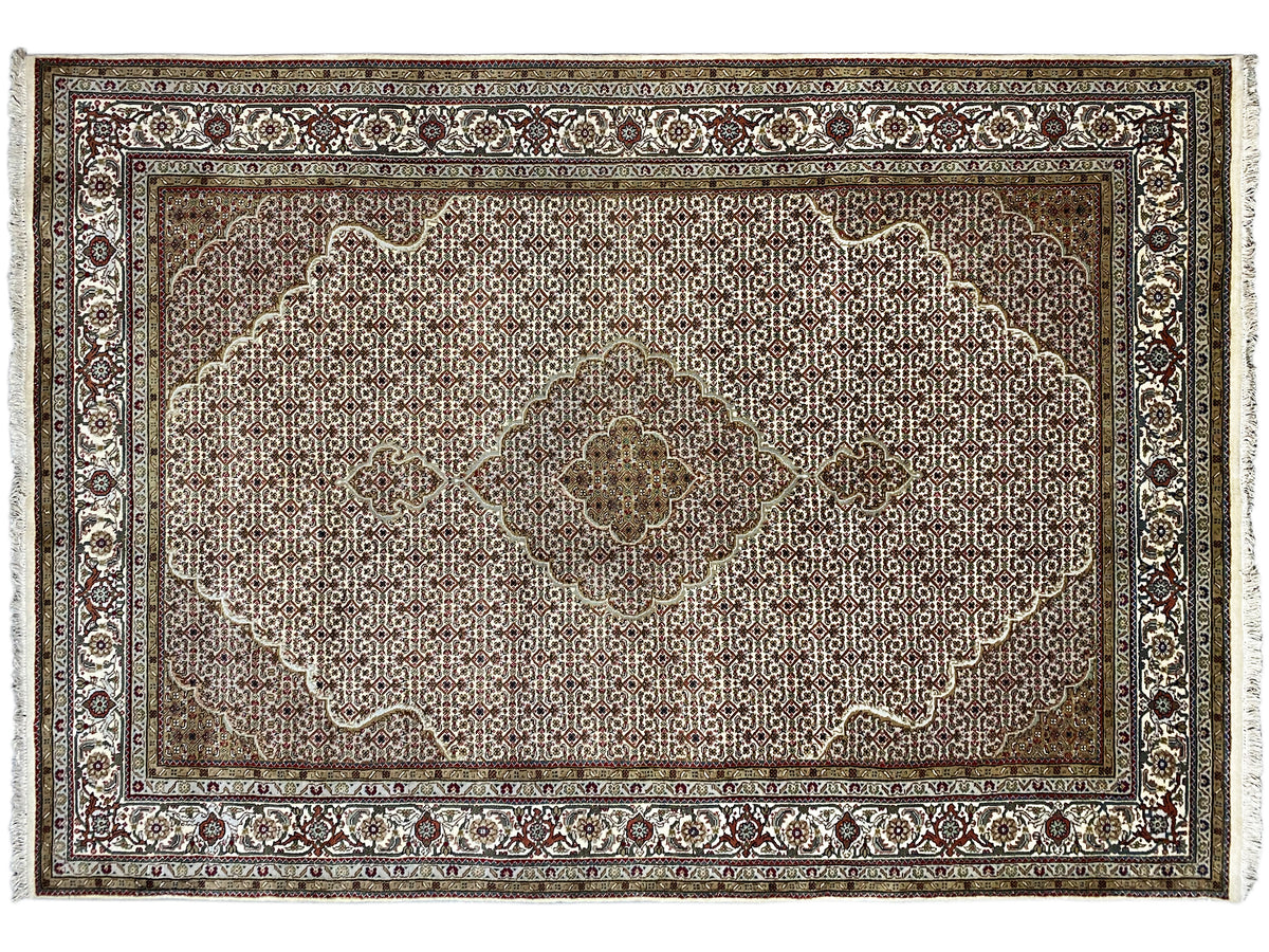 Indo Täbriz Teppich mit großem Medaillon, beige-braunem Grund und feiner Ornamentbordüre