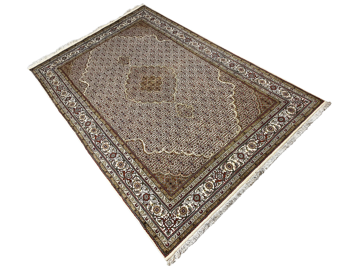 Teppich im schrägen Blick, ornamentale Rahmenbordüre und zentrales Floralmotiv