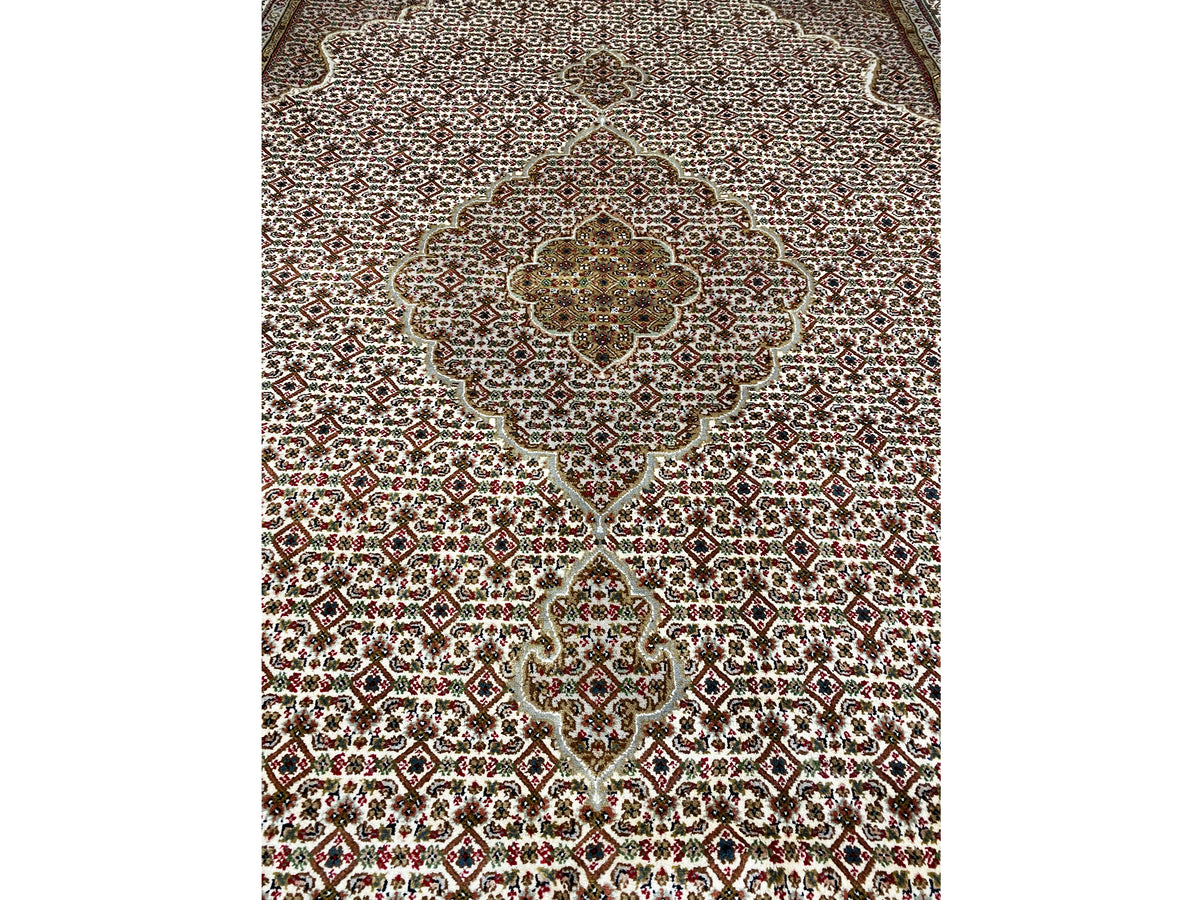 Teppichdetail des Medaillons, feines Mikro-Ornamentmuster in Beige und Dunkelrot
