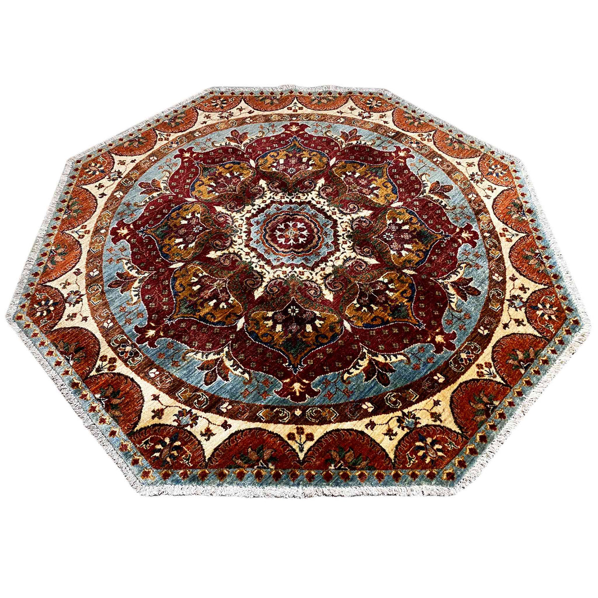 Achteckiger Teppich mit symmetrischem Ornamentrahmen und zentraler Rosette, rot-blaue Farbtöne.