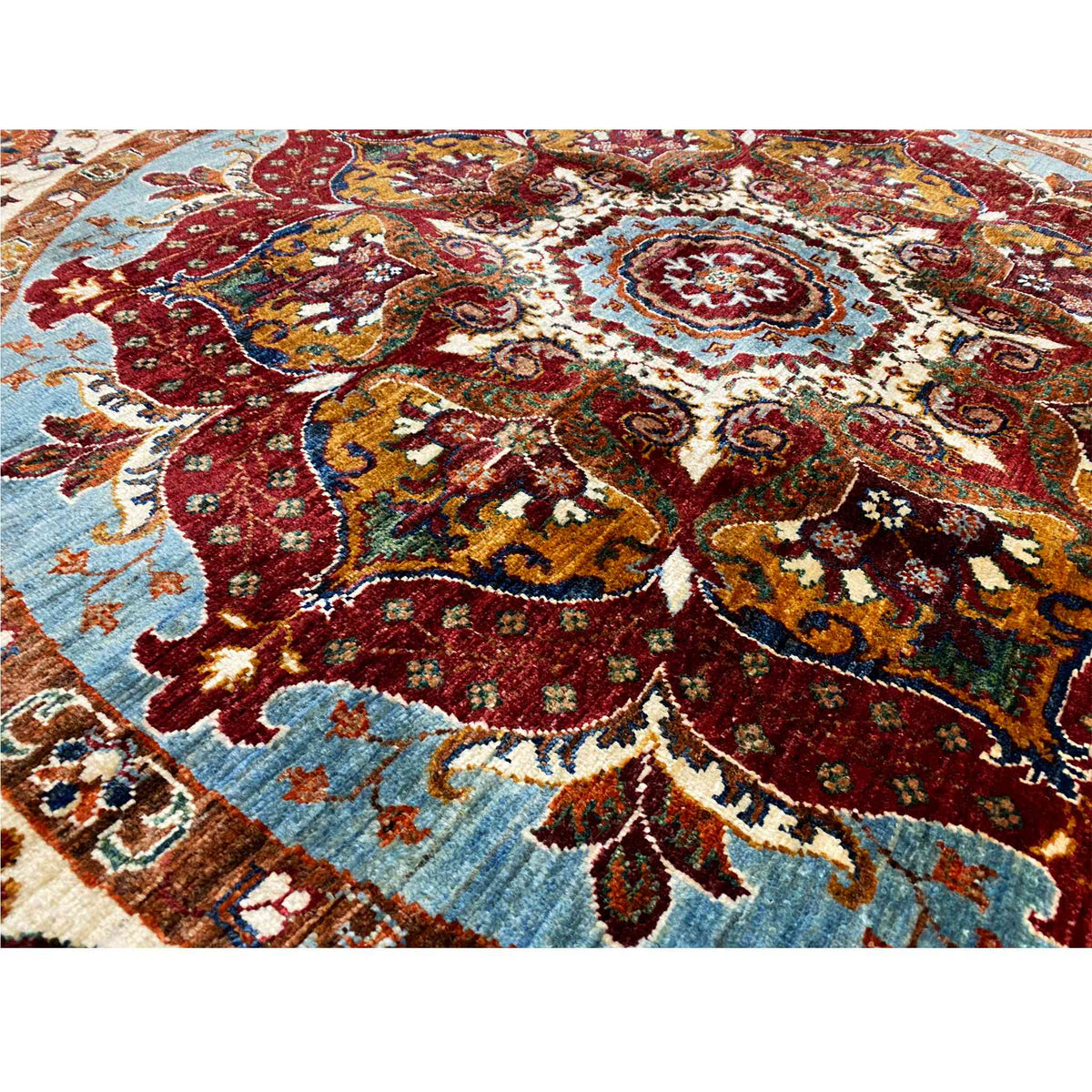 Achteckiger Teppich: Detailansicht des farbenreichen Ornamentmusters in Rot, Blau und Beige.