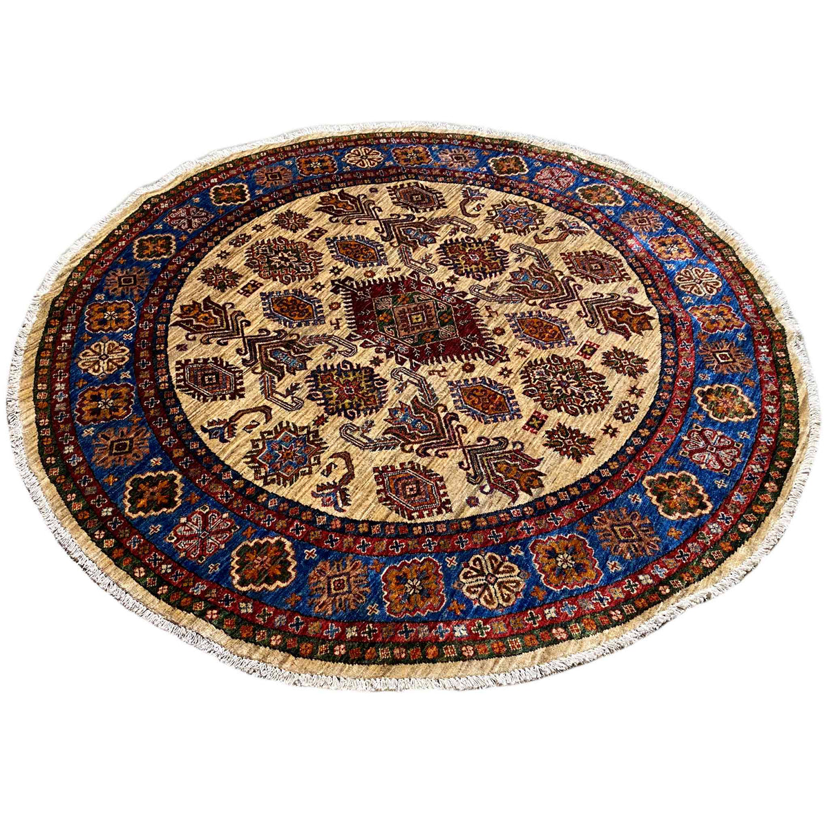 Runder Teppich mit hellem Grund, blauem Rand und bordeauxroten Musterornamenten