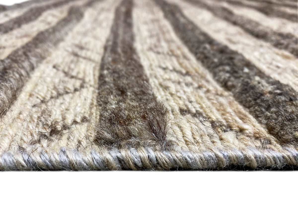 Oberflächen-Detail Kelim Teppich mit Flor und dunklen, beige Linien im Streifenmuster