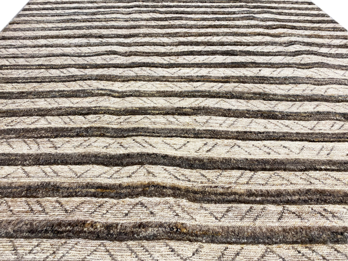 Nahaufnahme Kelim Teppich: horizontale Linien und Ornamente in Beige und Dunkelbraun