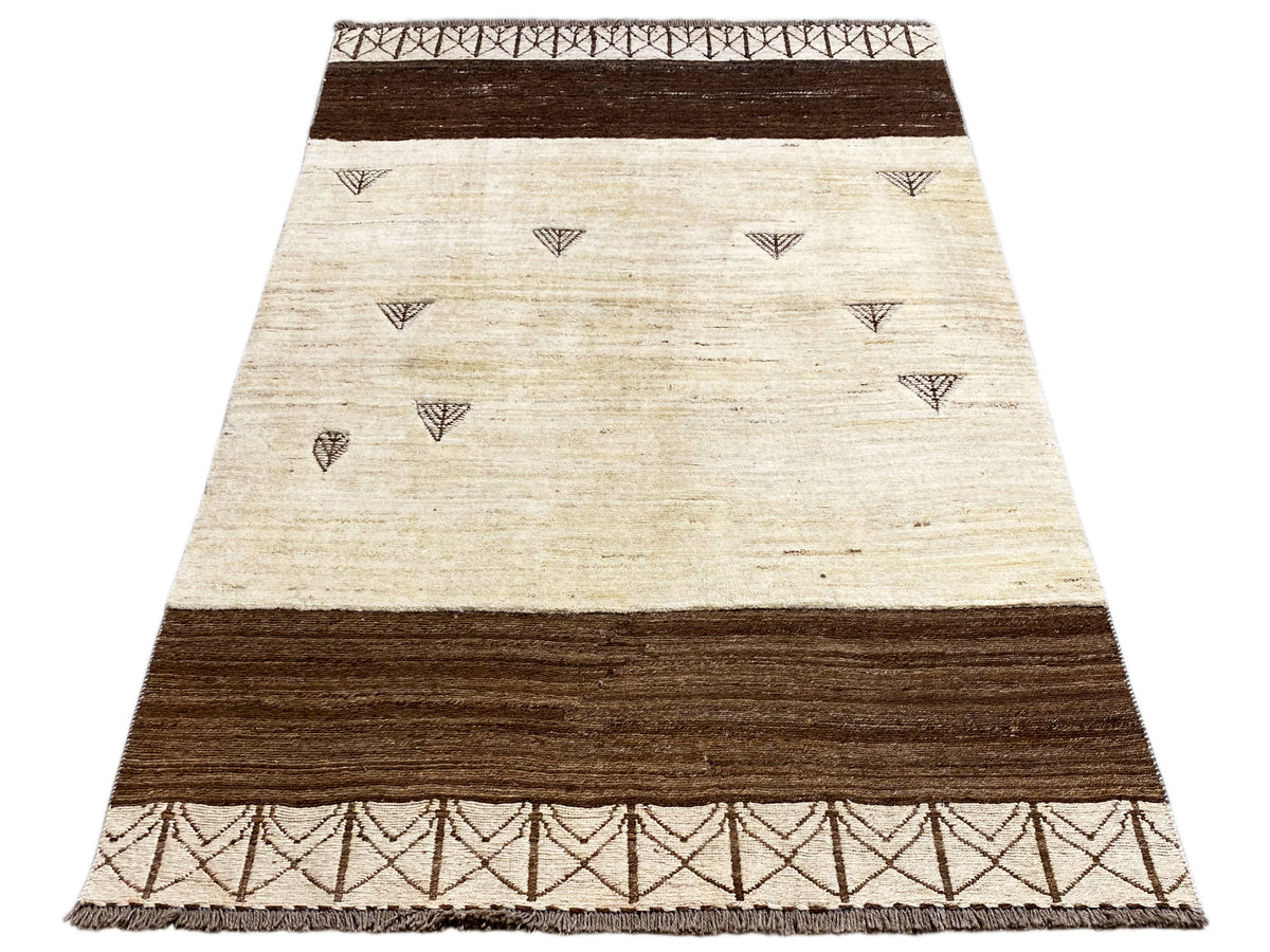Gabbeh-Teppich mit beigem Flächenmuster, dunklen Querstreifen und Dreiecksornamenten