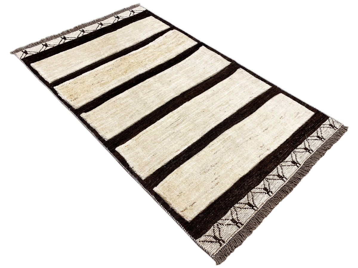 Kelim Gabbeh Teppich mit diagonal ausgerichteten breiten Streifen in Creme und Dunkelbraun