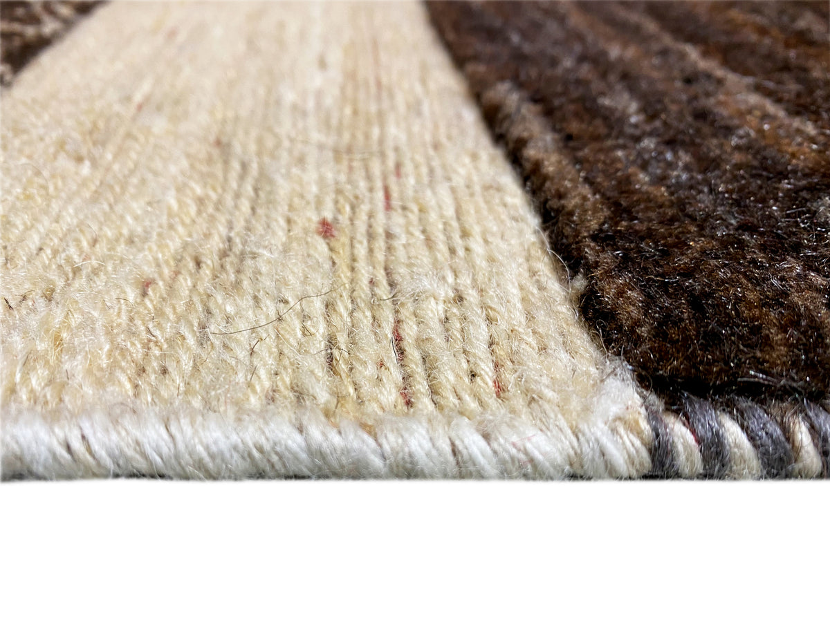 Kelim-Teppich-Ecke im Detail: beige und dunkelbraune Fasern, sichtbare Florstruktur