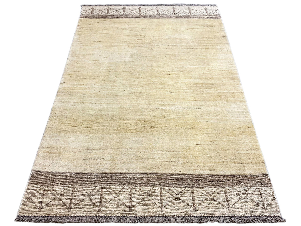 Gabbeh-Kelim-Teppich, trapezartige Ansicht mit cremefarbenem Muster und dunkelbrauner Abschlussbordüre