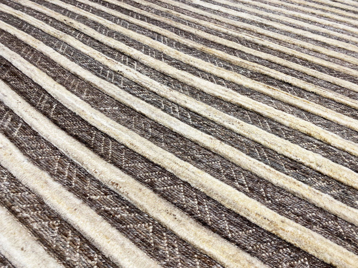 Kelim-Gabbeh-Teppich, Nahaufnahme der horizontalen Streifen in Dunkelbraun und Beige