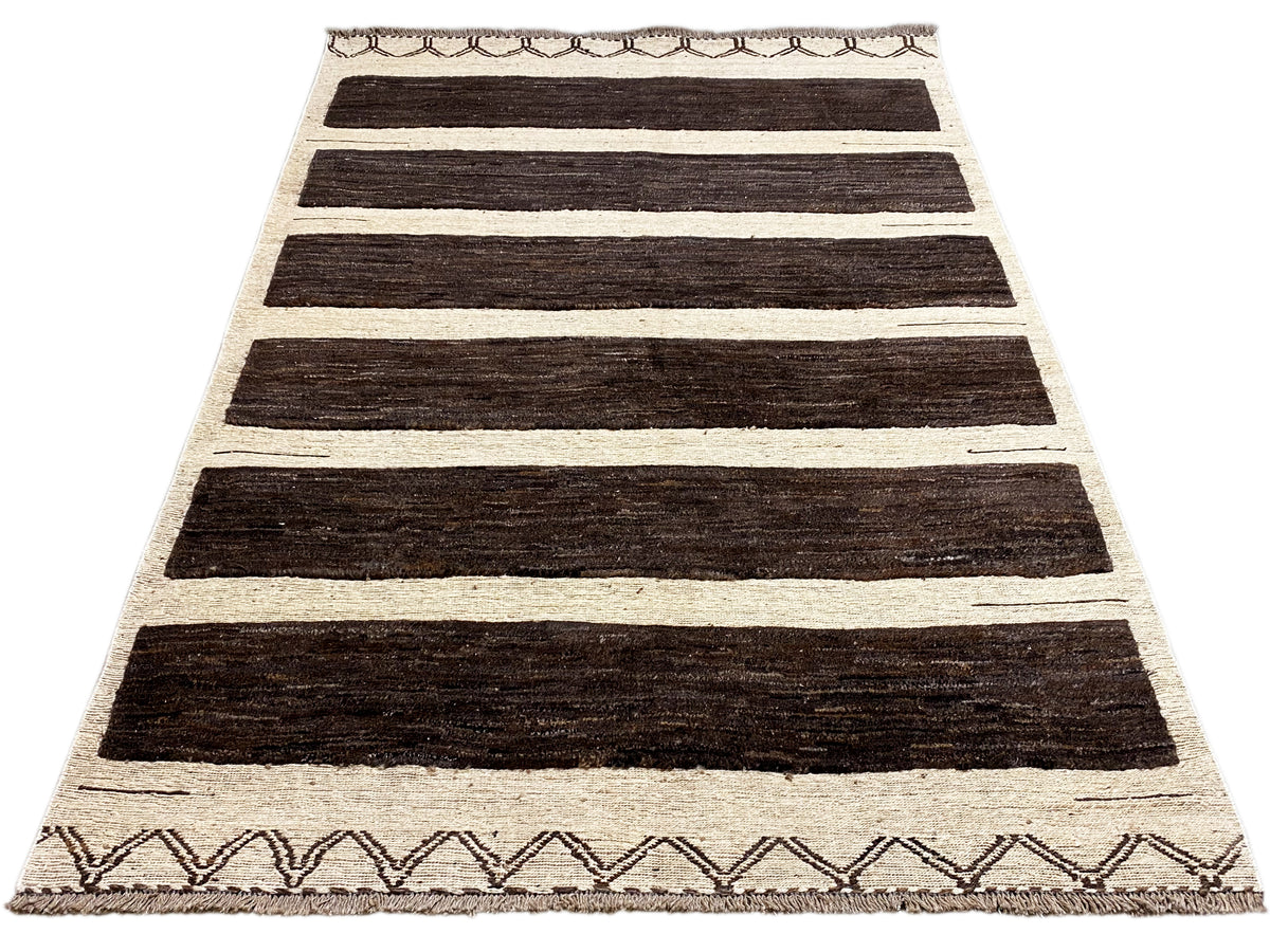 Kelim Gabbeh Teppich mit dunkelbraunen Querstreifen und beigen Flächen, eingefasste Kanten