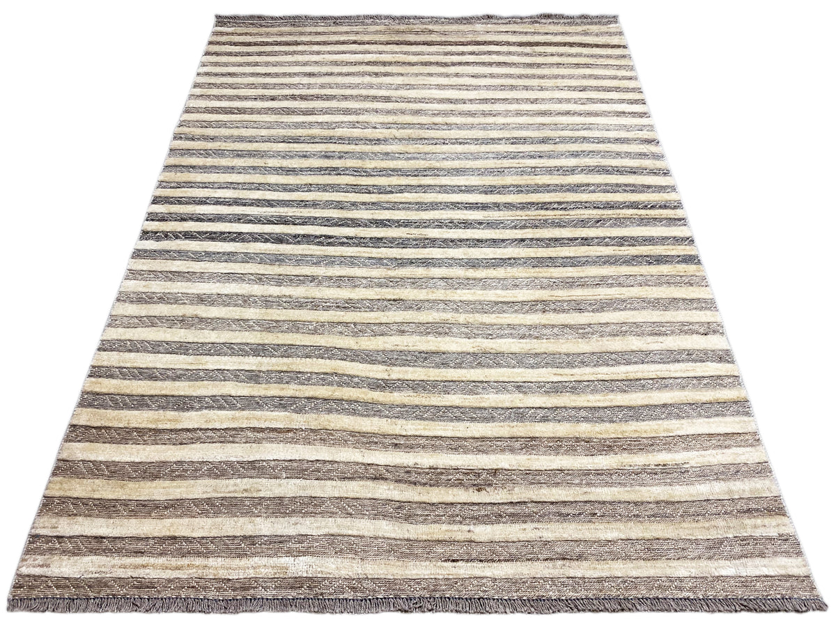 Gestreifter Kelim Teppich, ausgefranster Rand, Farben Beige, Hellgrau und Dunkelgrau